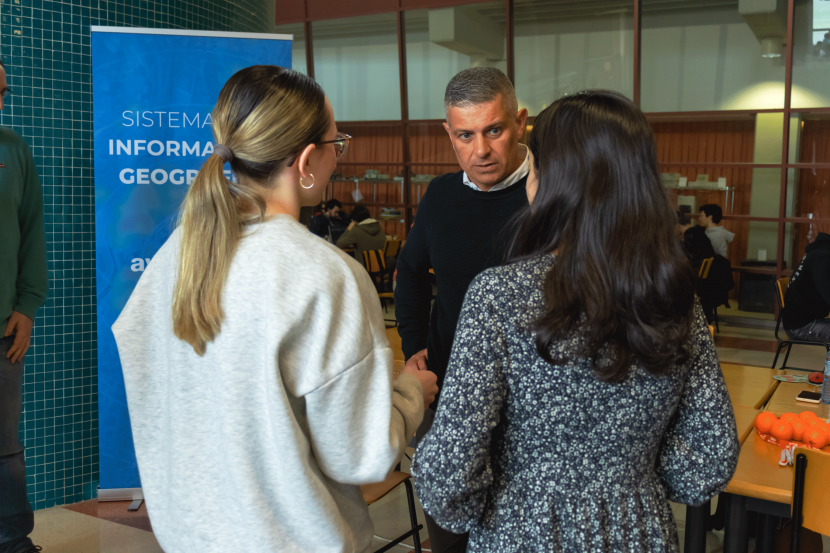 Foto de David Trillo, CEO de la empresa, dialogando con alumnos de último curso de la facultad